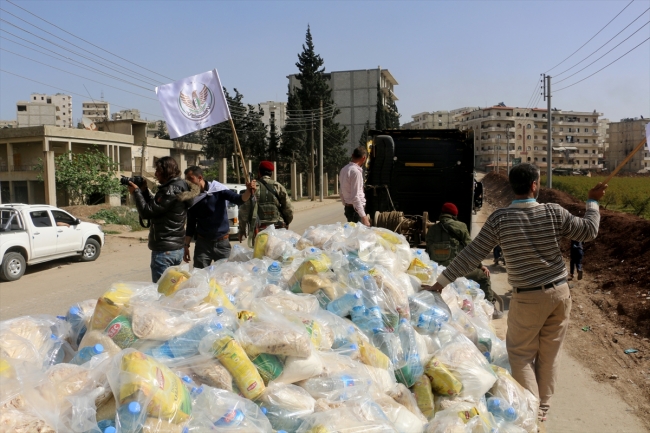 YPG/PKK Afrin’de vahşet sergilerken, ÖSO insani yardım götürdü